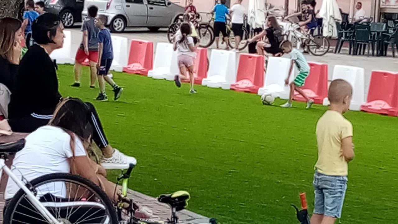 Un campetto in erba sintetica in piazza Carraghentu