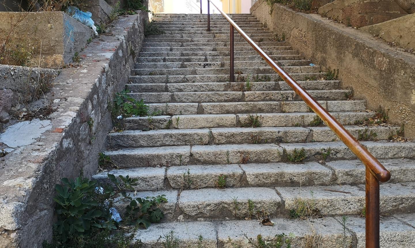 La scalinata diventa una discarica