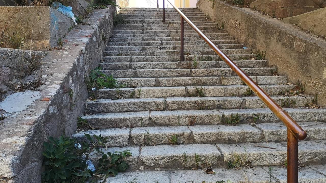 La scalinata diventa una discarica