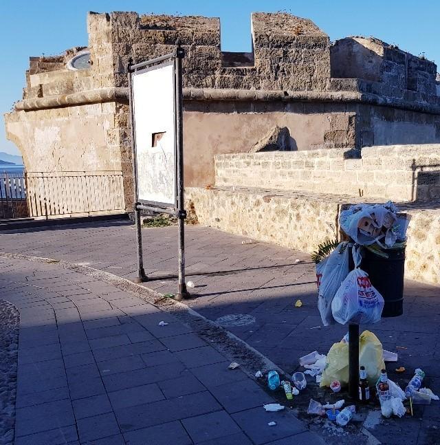 Il lungomare deturpato dai rifiuti 