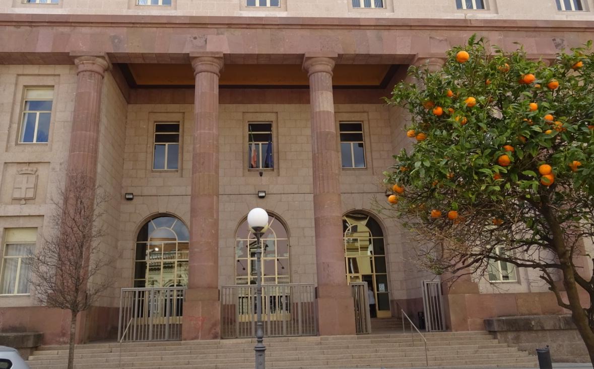 Zia denuncia il nipote: «Maltratta sua mamma» 