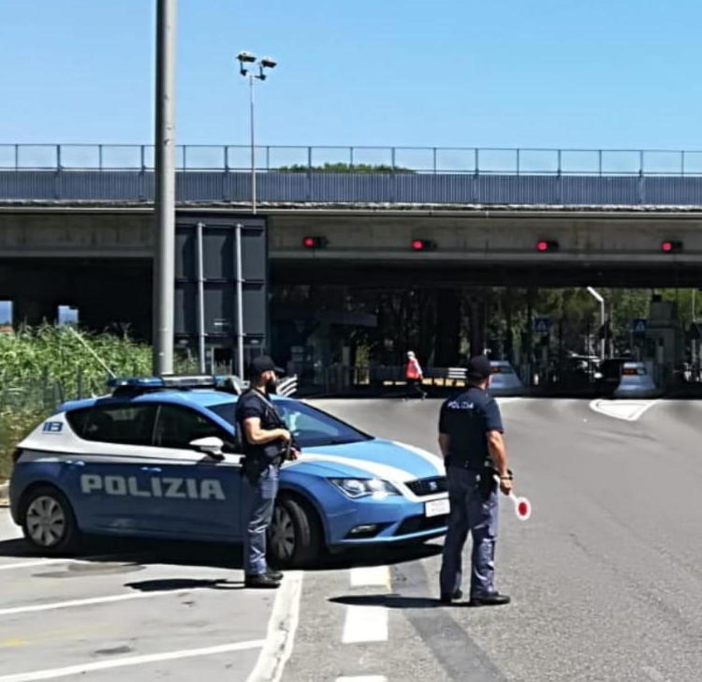 Un posto di controllo della polizia alla barriera dell’autostrada a Migliarino