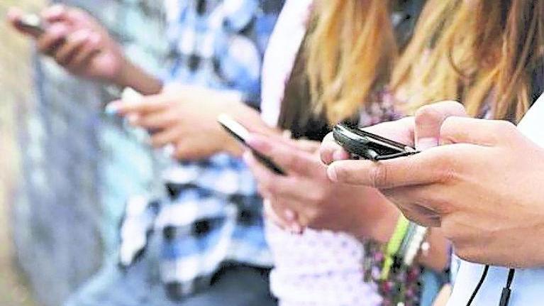 Violenza sessuale su una quindicenne, cellulari al setaccio