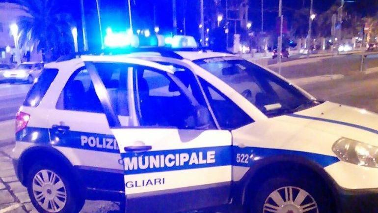 Auto pirata provoca un incidente a Cagliari, la polizia locale in un'ora rintraccia il conducente