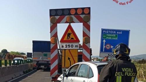 Anziano all'ospedale dopo aver tamponato un mezzo della manutenzione stradale