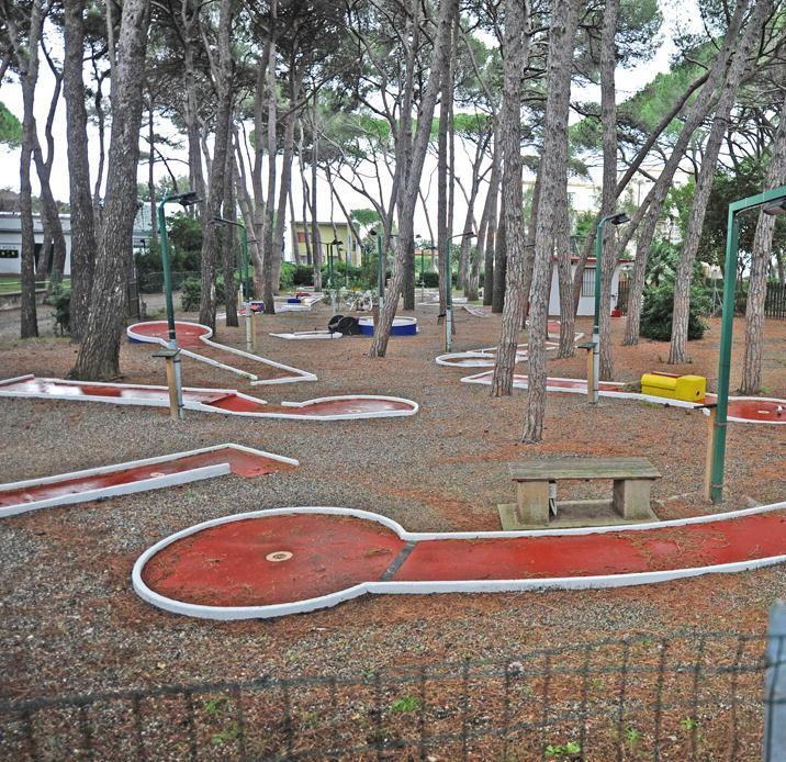 I giardini del minigolf a Castiglioncello diventano uno swing bar 