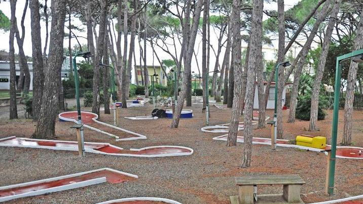 I giardini del minigolf a Castiglioncello diventano uno swing bar