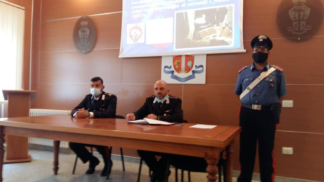 Al centro il capitano Massimo Meloni, comandante della compagnia di Ottana, e alla sua destra il maresciallo Mirko Granocchia, comandante del nucleo operativo e radiomobile della stessa compagnia