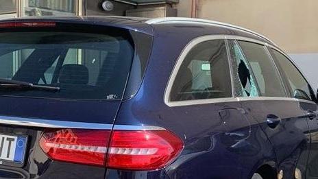 L'auto di Perossini con il vetro rotto