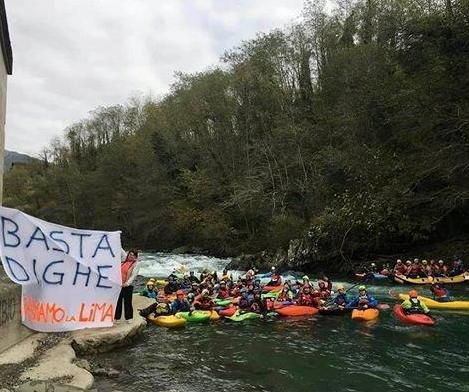 Una protesta contro gli impianti idroelettrici
