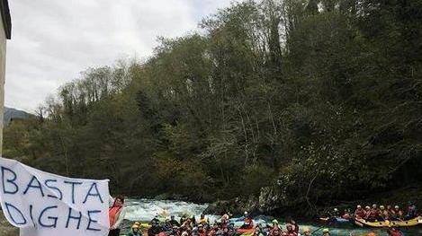 Una protesta contro gli impianti idroelettrici