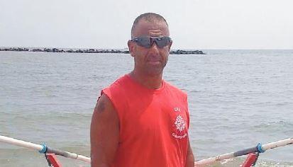 Porto Garibaldi, due bimbe rischiano di annegare in mare: il bagnino le soccorre 