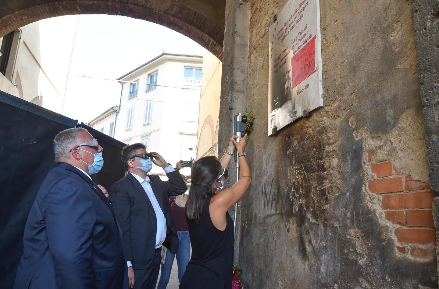 Ripulita gratuitamente dalla El.En. la lapide ai partigiani bruciata giorni fa 