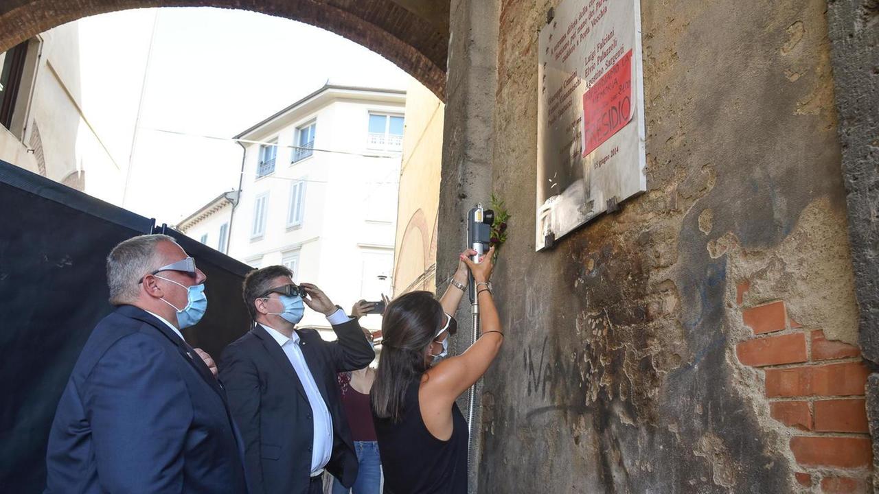 Ripulita gratuitamente dalla El.En. la lapide ai partigiani bruciata giorni fa