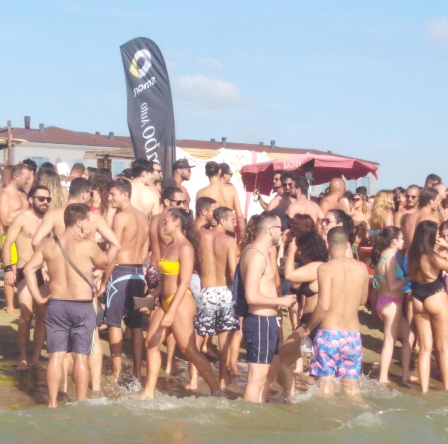 Giovani al bagno “La Siesta” nel pomeriggio di domenica scorsa