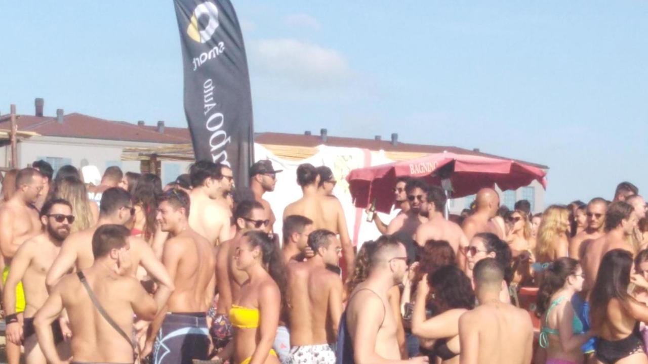 Giovani al bagno “La Siesta” nel pomeriggio di domenica scorsa