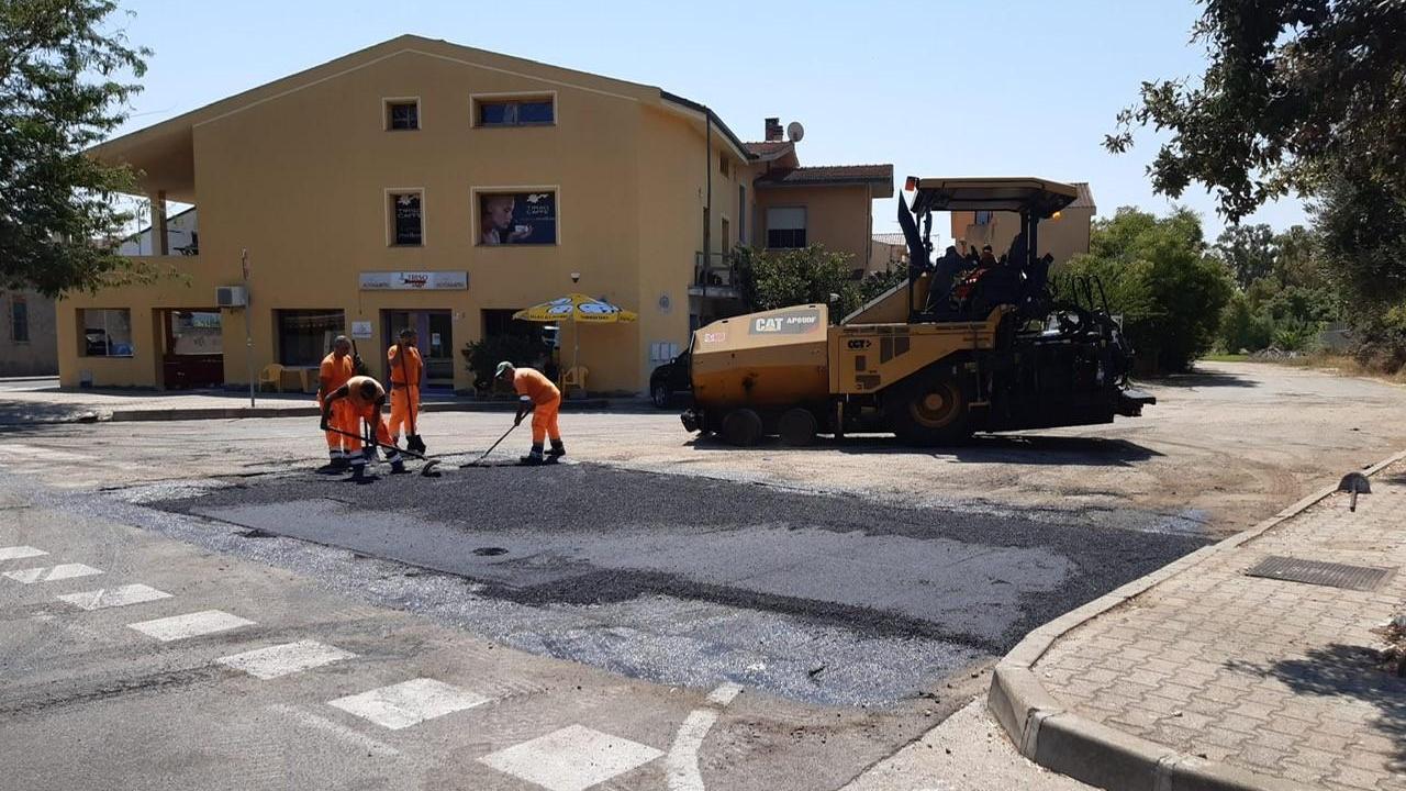 Oristano, via buche e avvallamenti: nelle strade cittadine aprono i cantieri