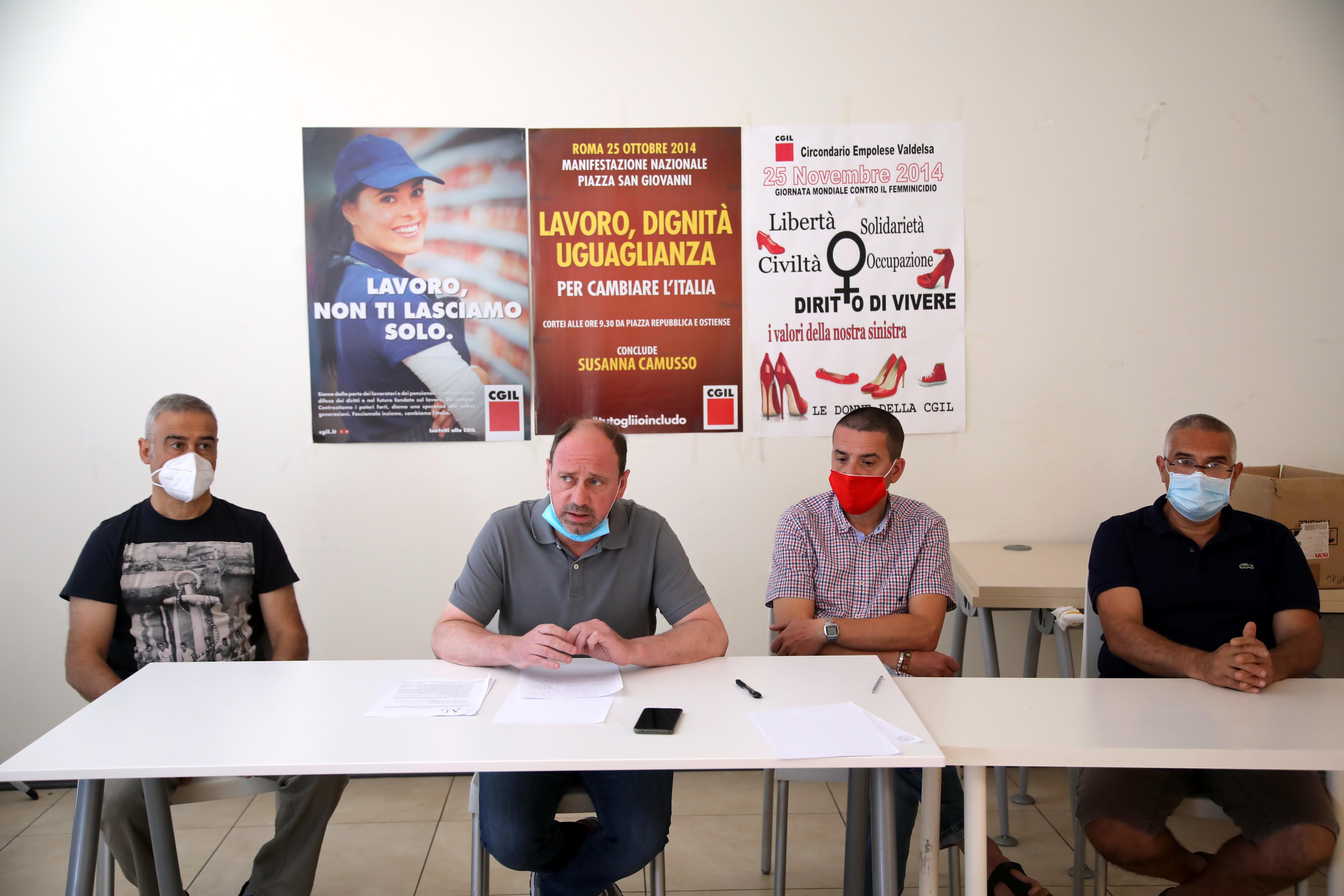 La conferenza stampa della Cgil sull'accordo raggiunto tra azienda, sindacati e Rsu: scongiurati i licenziamenti alla Colorobbia Italia (foto Sestini)