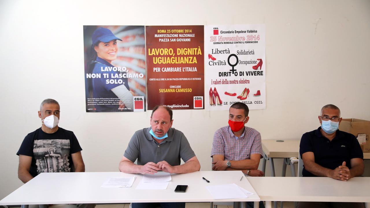 La conferenza stampa della Cgil sull'accordo raggiunto tra azienda, sindacati e Rsu: scongiurati i licenziamenti alla Colorobbia Italia (foto Sestini)