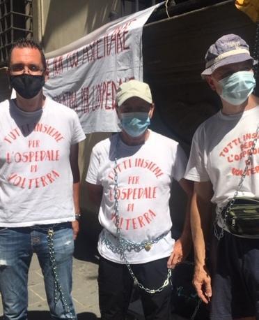 Da sinistra l’ex sindaco, Marco Buselli,con altri manifestanti