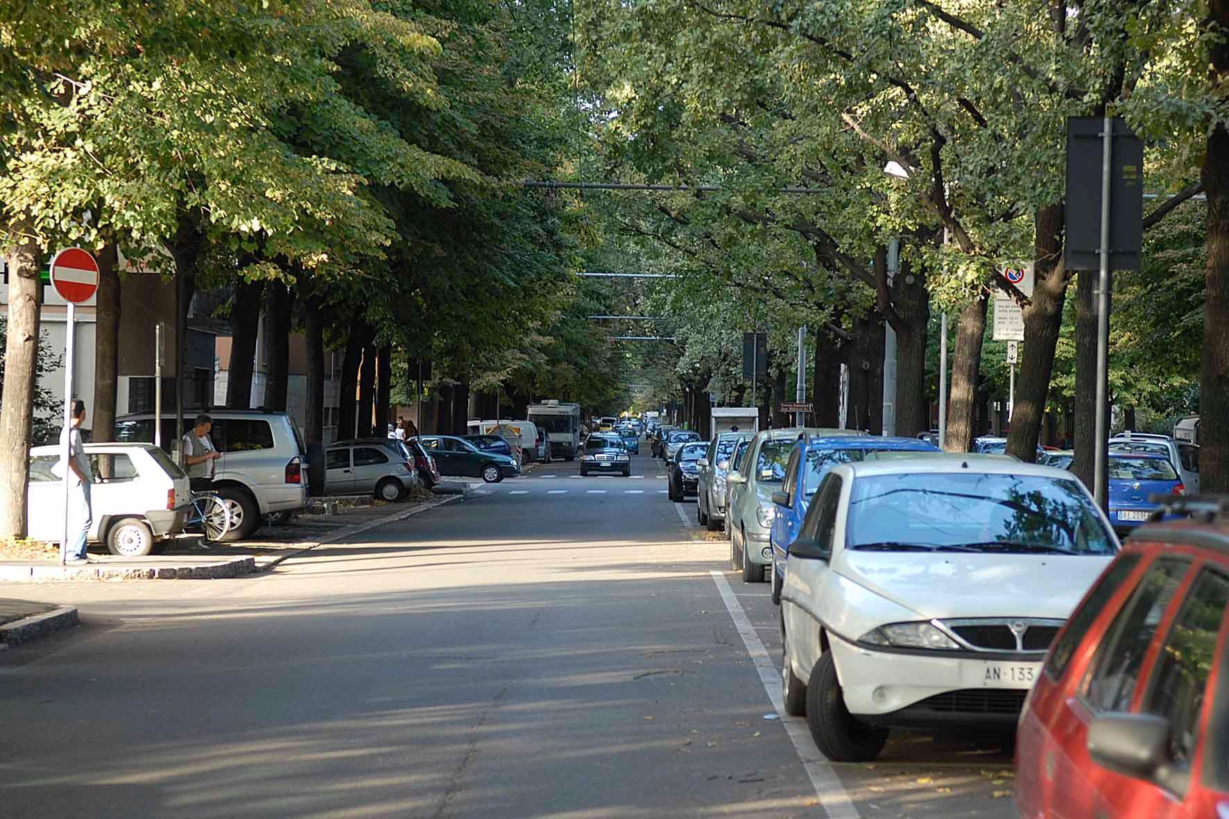 Viale Gramsci: 5mila euro di multa a venditore abusivo di scope