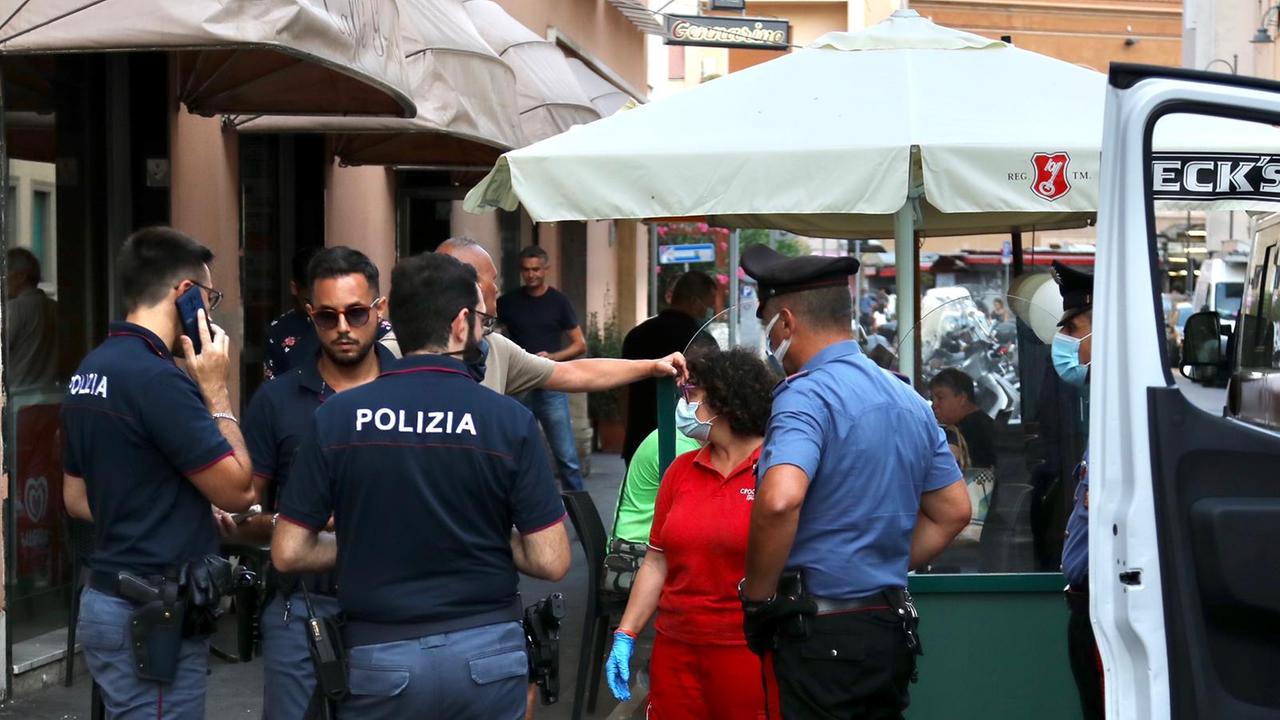 Polizia, carabinieri e personale del 118 intervenuti per la rissa tra donne in via Grande (Foto di Dario Marzi)