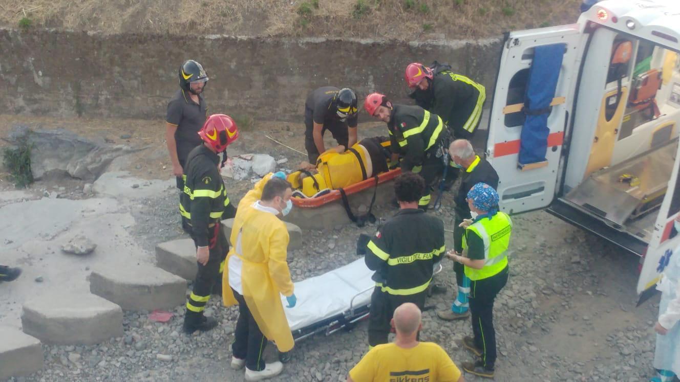 I soccorsi all'uomo caduto nel torrente Bardena (foto Batavia)