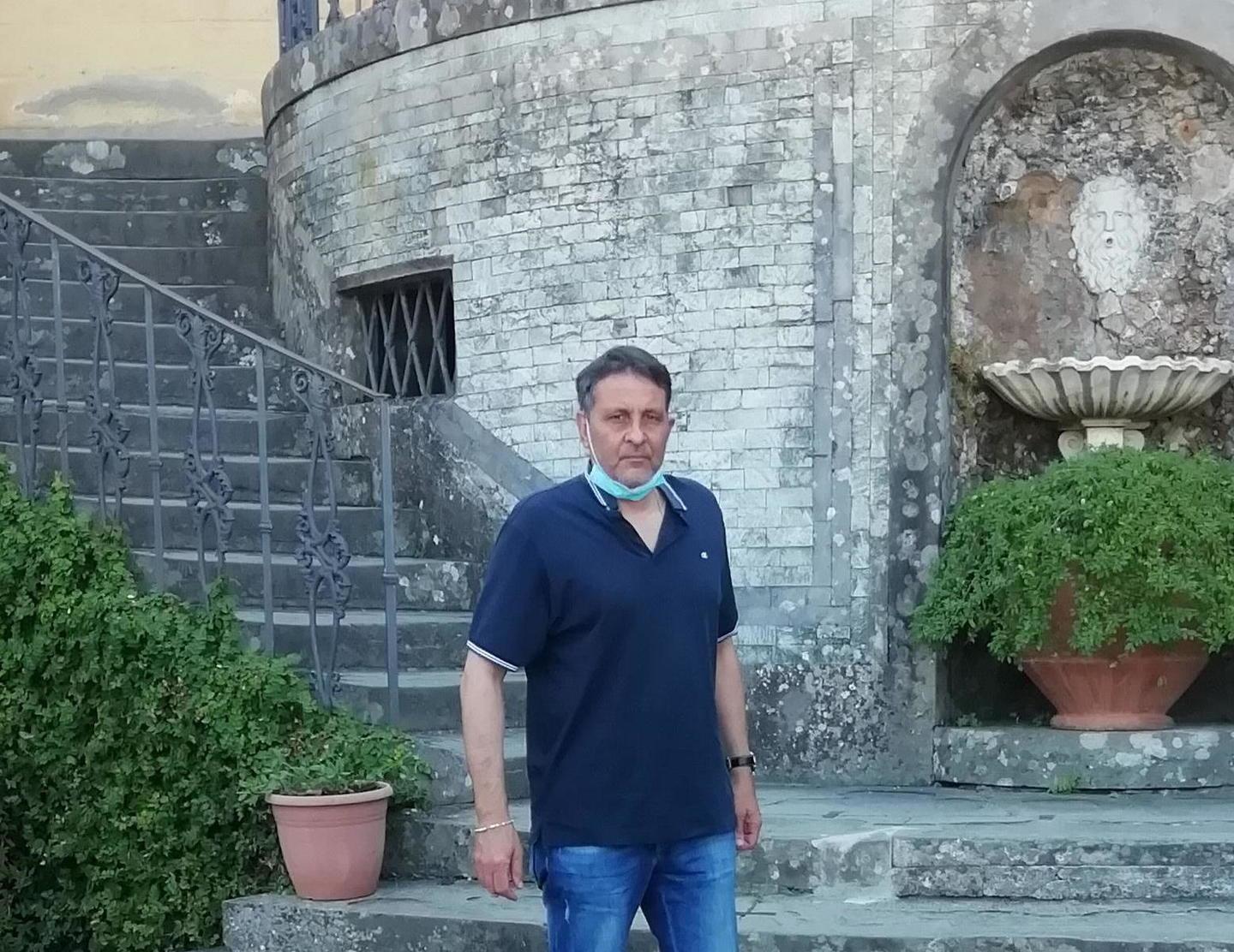 Il sindaco Giurlani davanti alla sede dell'Agrario