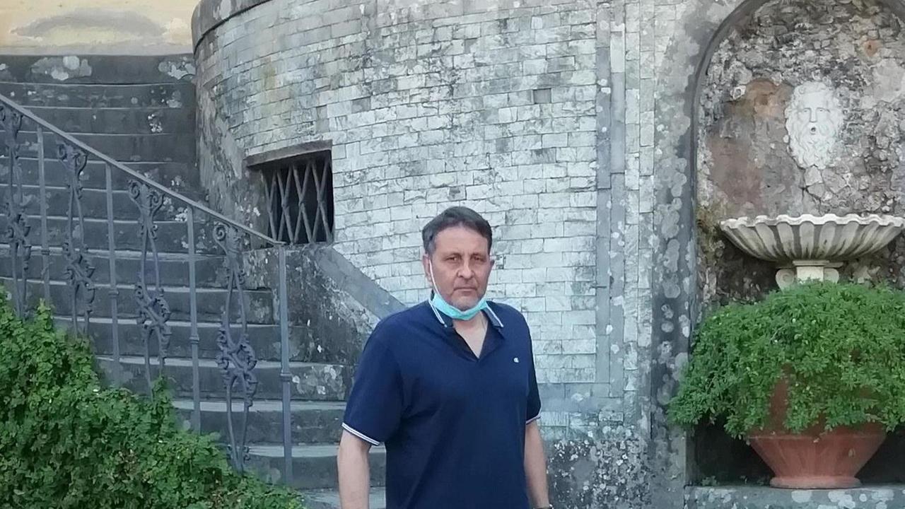 Il sindaco Giurlani davanti alla sede dell'Agrario