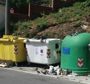 Cartoni e vetro abbandonato all’isola ecologica di Fossola