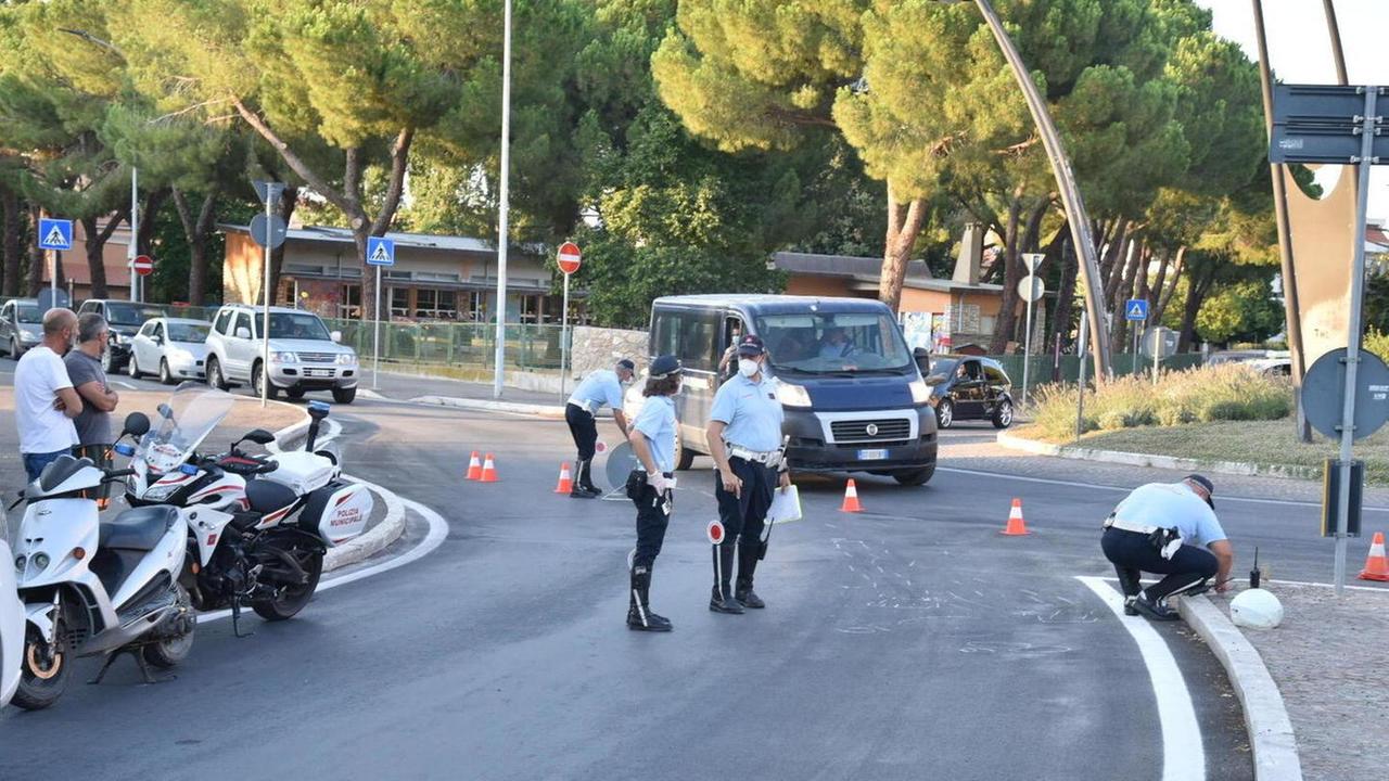 Schianto con lo scooter, gravissimo a 66 anni