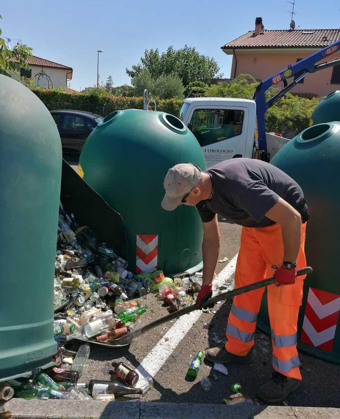 Campana del vetro sostituita: è scontro politico tra Pd e Lega