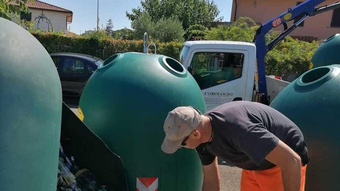 Campana del vetro sostituita: è scontro politico tra Pd e Lega
