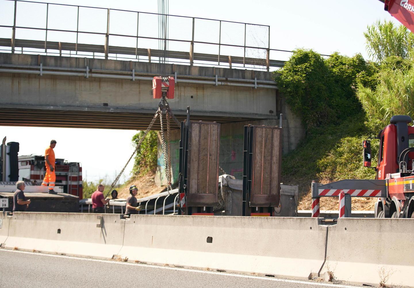 Camion “scoperchiato” Chiusa una corsia, tre chilometri di coda