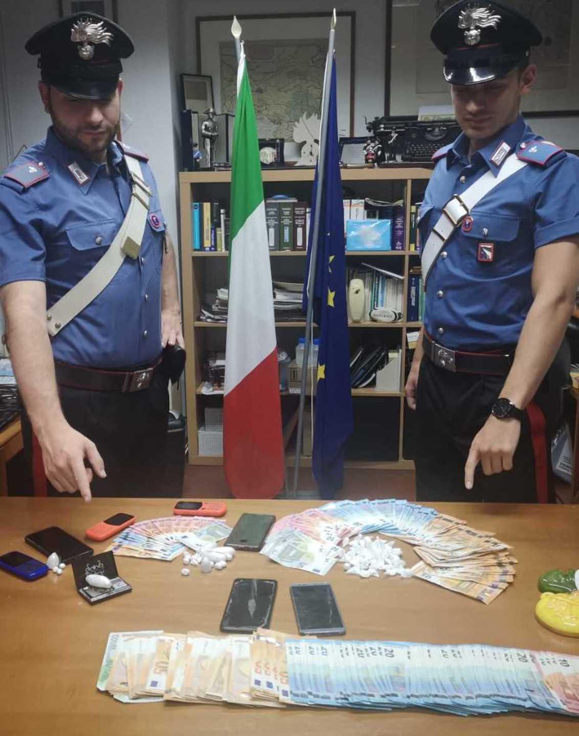 Il marito in carcere per tentato omicidio Lei spacciava in casa 