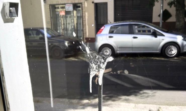 Vandali in azione, imbrattata la vetrata di “Casa Amica”