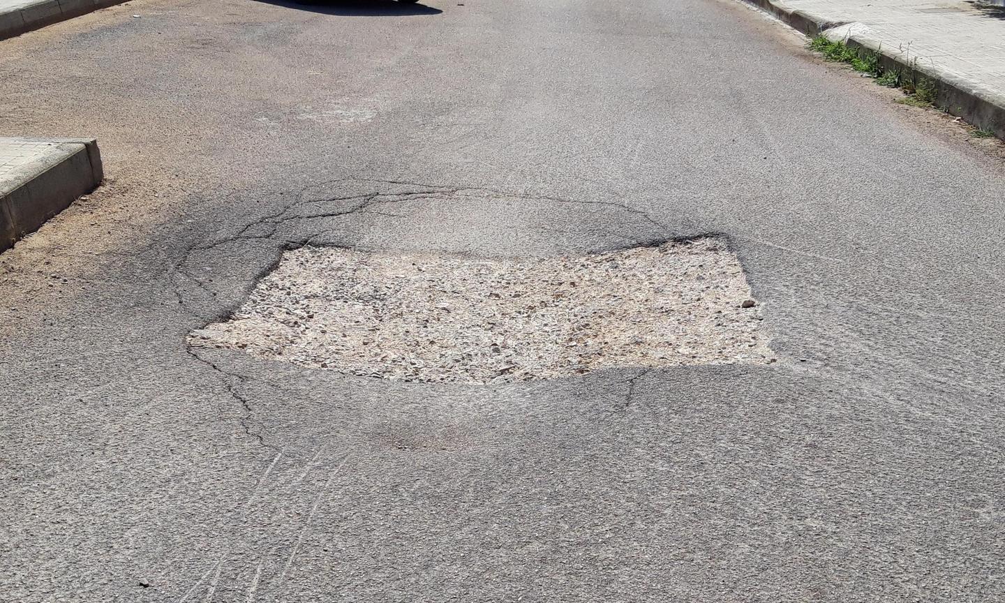Voragine al centro di via Livatino