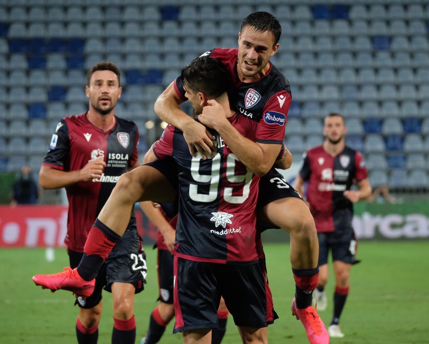 L'esultanza per il primo gol del Cagliari contro la Juventus realizzato dal giovane Gagliano (foto Mario Rosas)