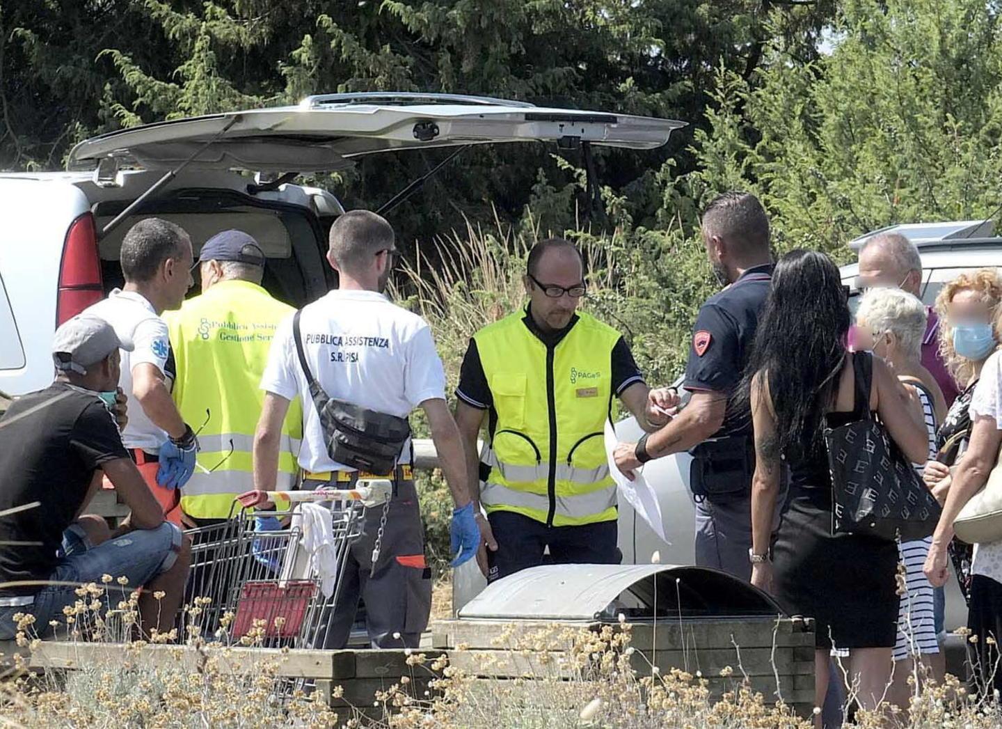 Sul luogo della tragedia, insieme ai soccorritori inviati dalla sala operativa del 118, sono interventi anche la polizia e i vigili urbani