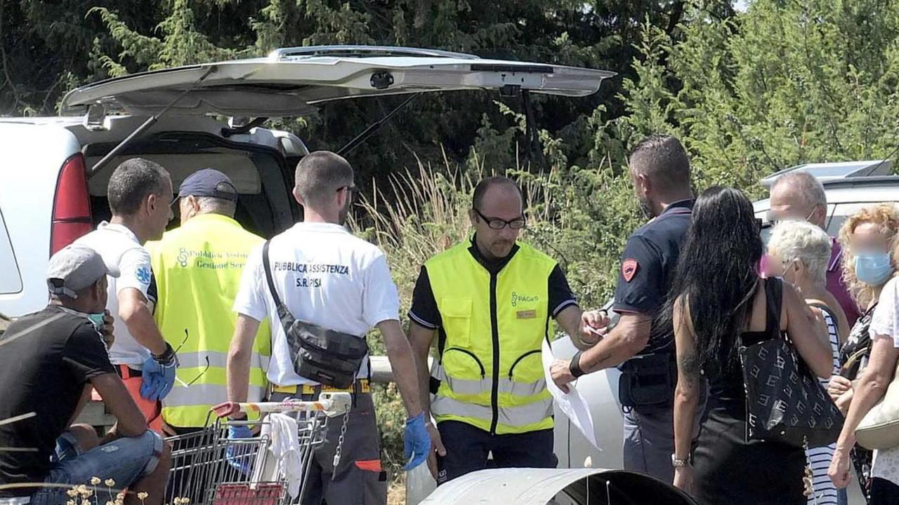 Sul luogo della tragedia, insieme ai soccorritori inviati dalla sala operativa del 118, sono interventi anche la polizia e i vigili urbani