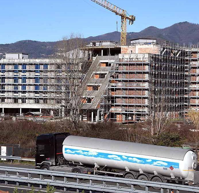Lo "scheletro" del Marble hotel visto dall'autostrada