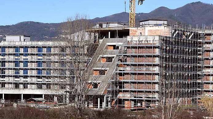 Lo "scheletro" del Marble hotel visto dall'autostrada