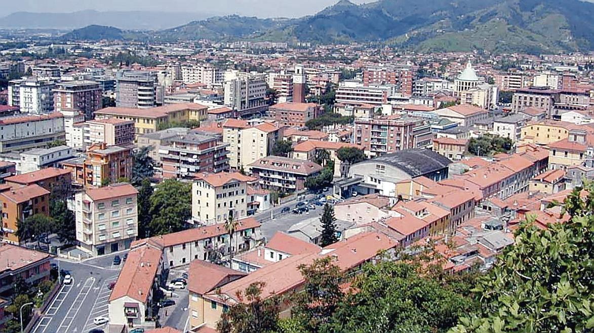 Una veduta dall'alto di Massa