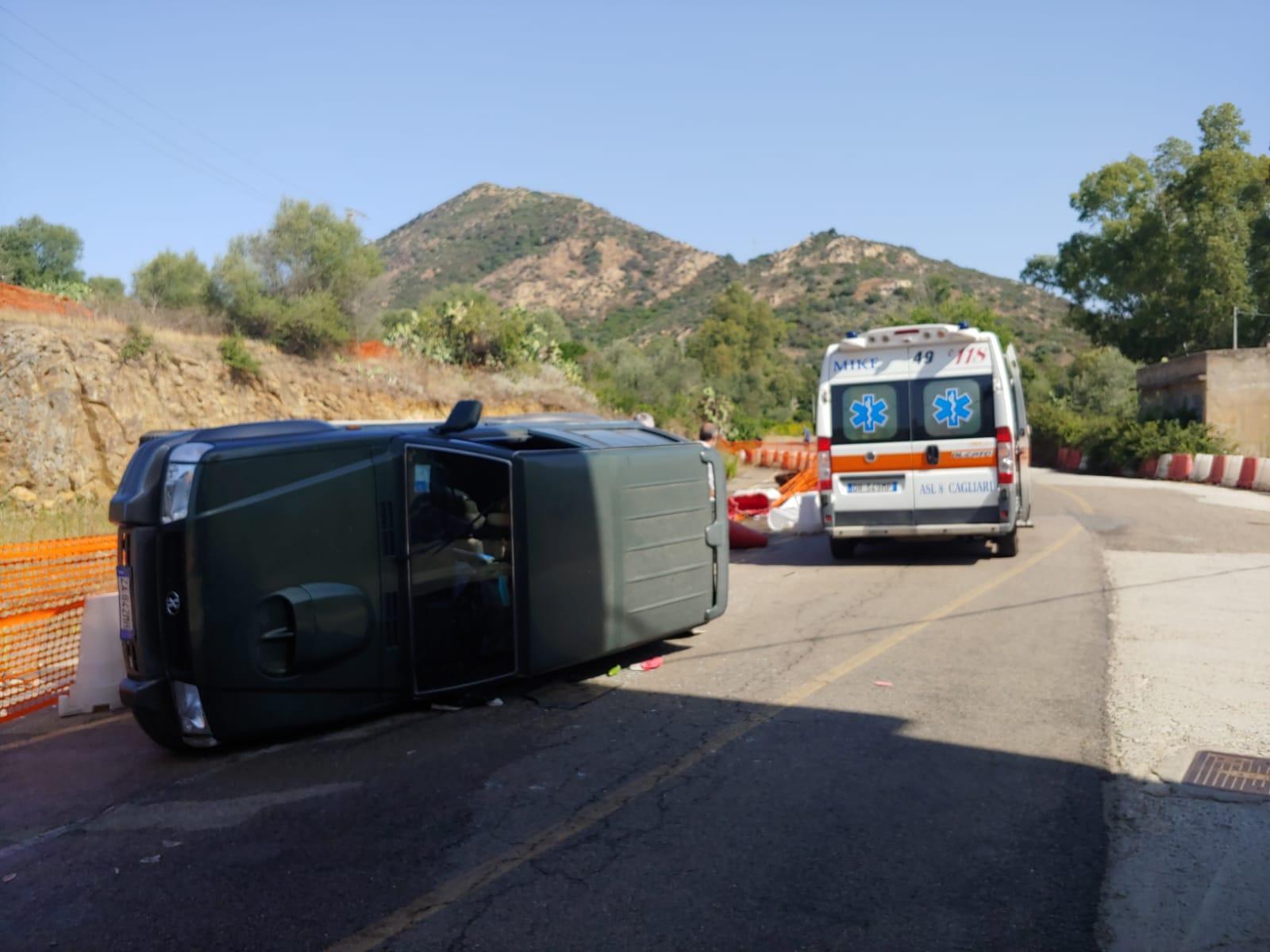 San Vito, col fuoristrada urta i blocchi di un cantiere stradale: si ribalta e resta ferito