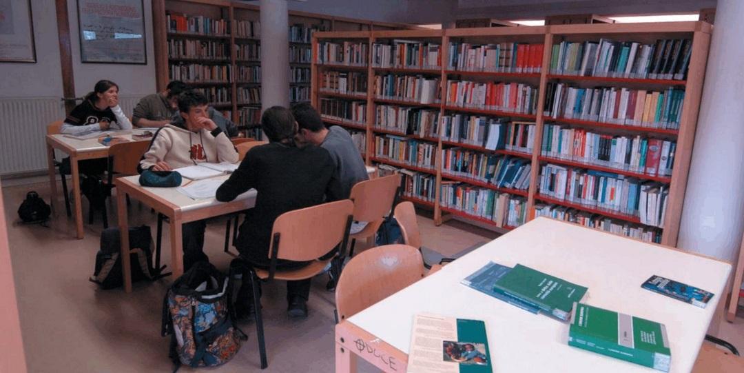 Una biblioteca dell'università nuorese