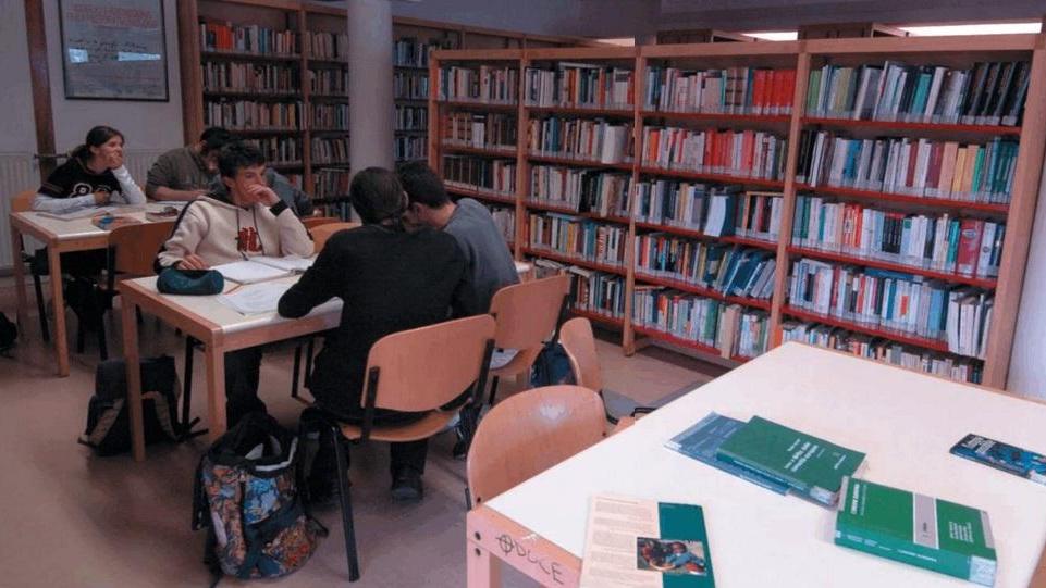 Una biblioteca dell'università nuorese
