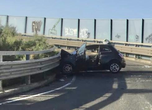 Auto si schianta sul guard rail dell'asse mediano a Cagliari: gravi conducente e passeggera 