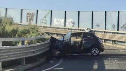 Auto si schianta sul guard rail dell'asse mediano a Cagliari: gravi conducente e passeggera 