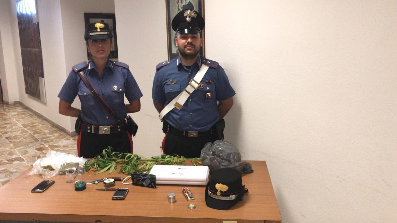 Botte ai carabinieri che cercano droga in casa sua, arrestato a Guspini