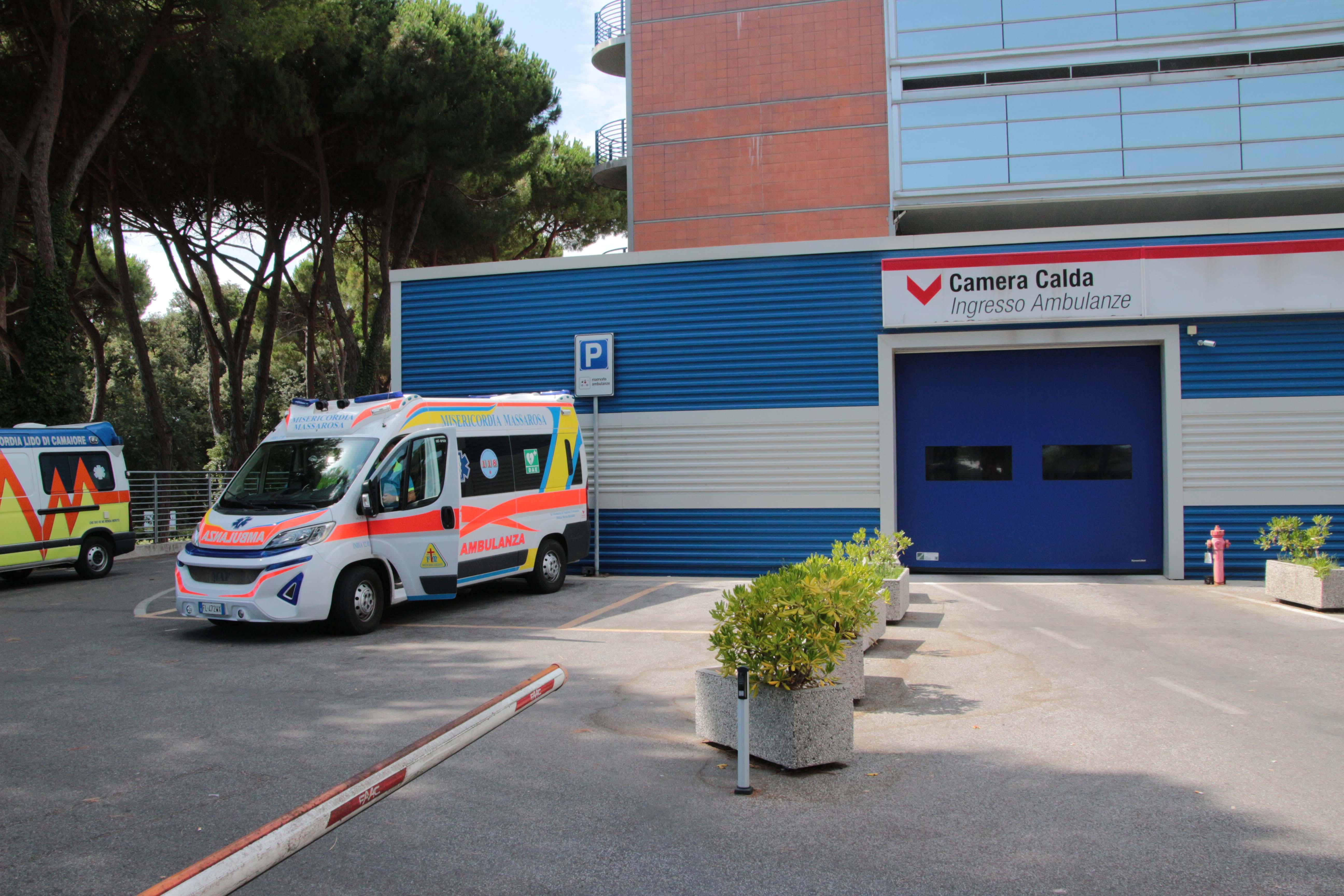 Malore in mare vicino al molo: muore viareggina di 85 anni